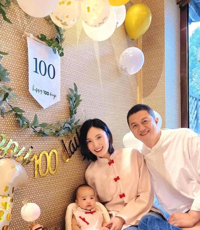 李亚鹏老婆和继女合照来啦,李嫣近照好漂亮,嘴唇修复太完美