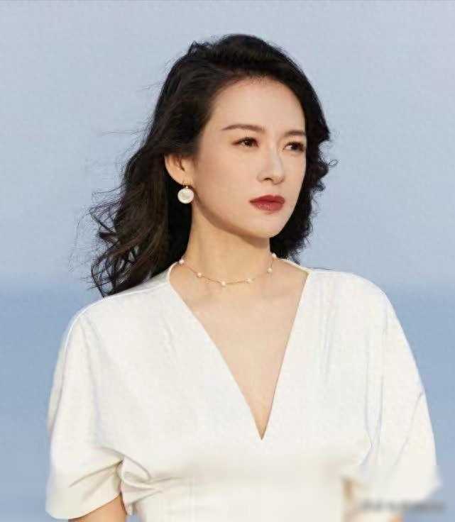 章子怡电影节穿衣引热议，胸前抢镜备受关注