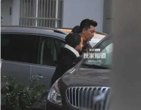 贾黄晓明坐地铁早高峰疲惫无人让座引争议