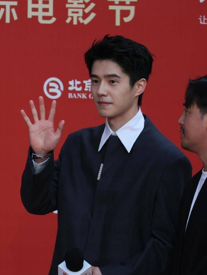刘昊然北京国际电影节造型清爽又不失矜贵辣评白月光回国