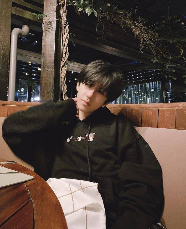 原创贺峻霖晒照为爸爸庆生却因工作人员失误闹出乌龙事件