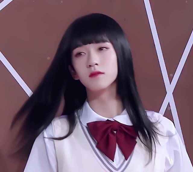 原创贺峻霖扮女装惊艳全场学院风堪称校花不如退团当网红