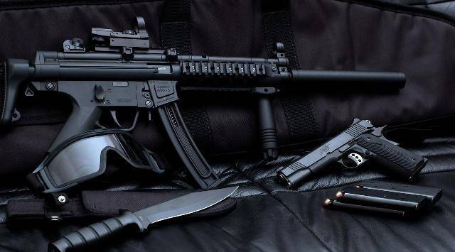 他坐牢两年设计出名满世界的冲锋枪该枪以他的名字命名