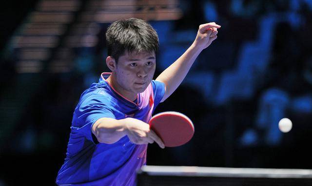 林诗栋轻松击败法国名将勒布伦,8比0晋级乒乓球世界杯16强!_总比分_比