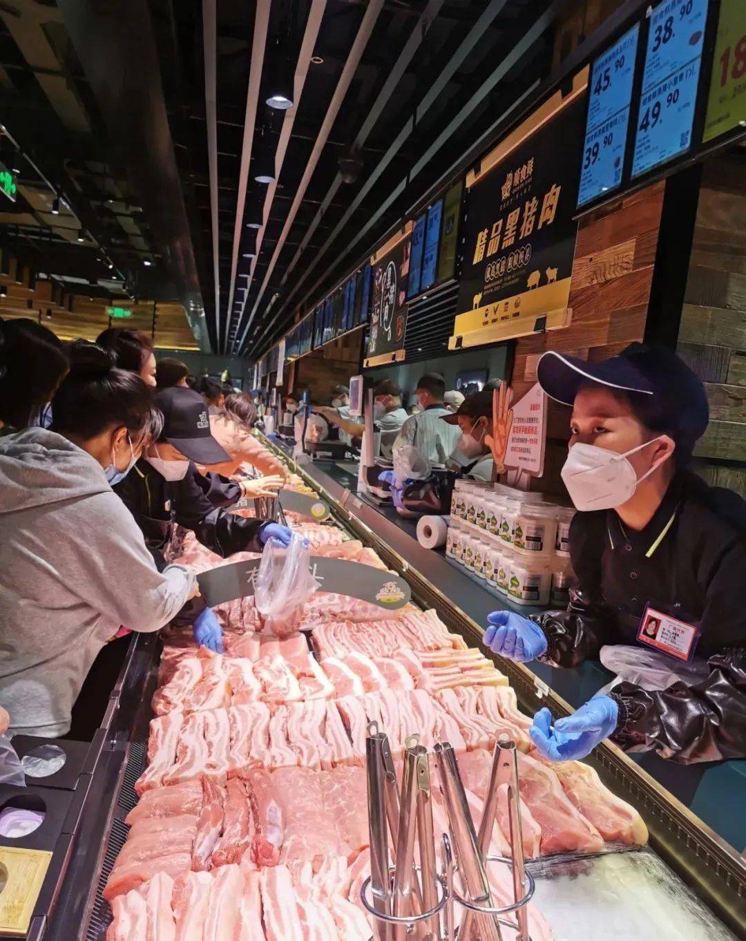 胖东来员工月收入到手最少8千,每年休假140天,高管配300万的车