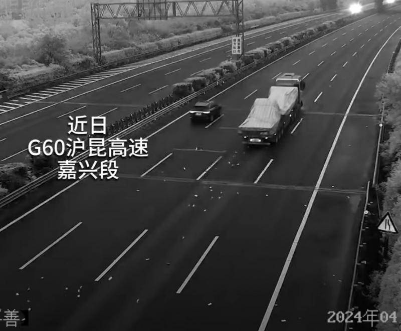 原创            两人进货路上因琐事争吵 高速公路上怒撒4.3万现金 搜寻一个多小时找回1万多元