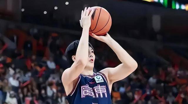 胡明轩冲刺600万年薪合同年季后赛成关键时刻