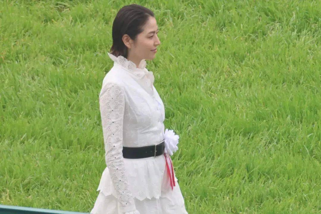 此外,长泽雅美还参与了电影《桃花期》和《海街日记》的拍摄,这些电影