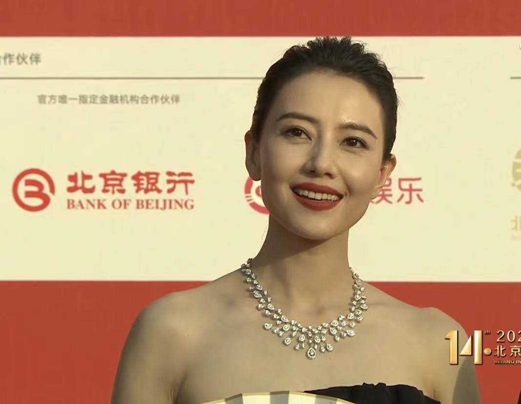 原创北影节开幕酱园弄导演陈可辛一人走红毯高圆圆林志玲最美