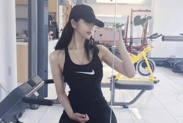 她的名字叫做朴花,听起来土土的,不过这并不代表她长得也土里土气.