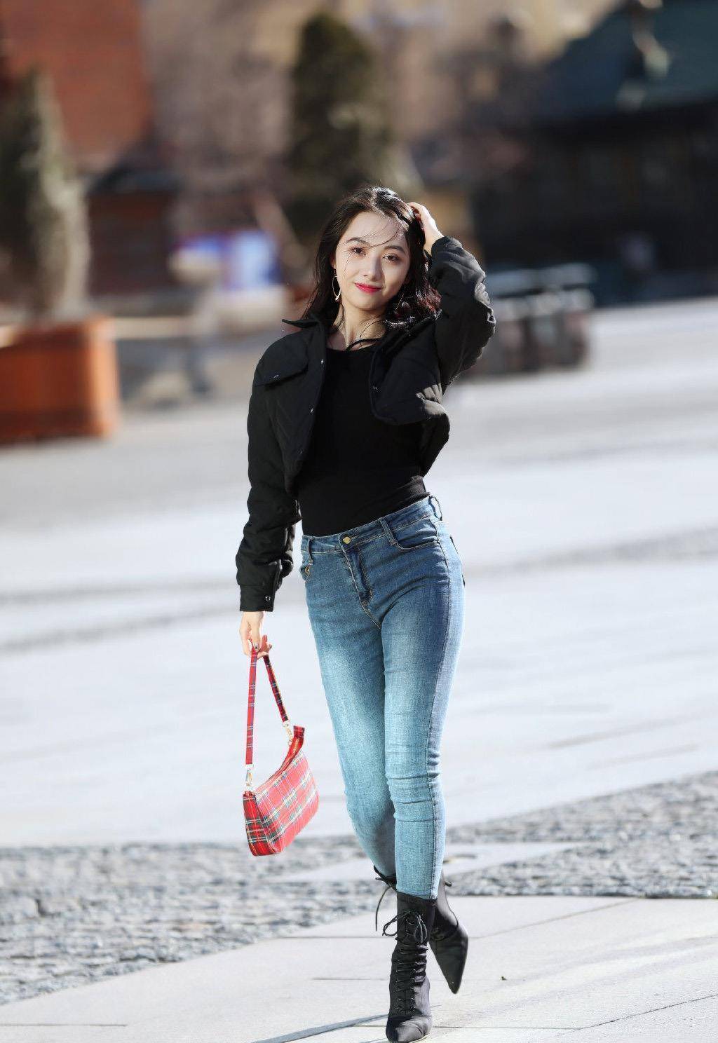 原创春日穿搭追求时尚个性气质女生实力演绎出众的造型美感