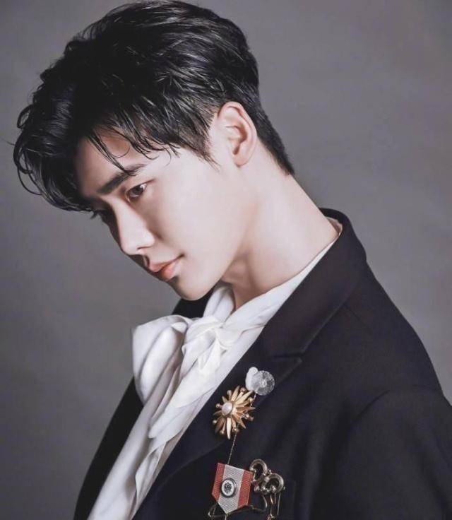 本应该在今年与李钟硕一同入伍的胜利,被韩国民众请愿阻止去参军.