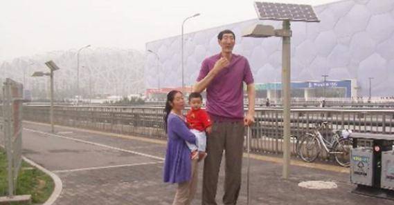 第一巨人鲍喜顺高236米不听劝阻57岁执意生娃儿子现如何