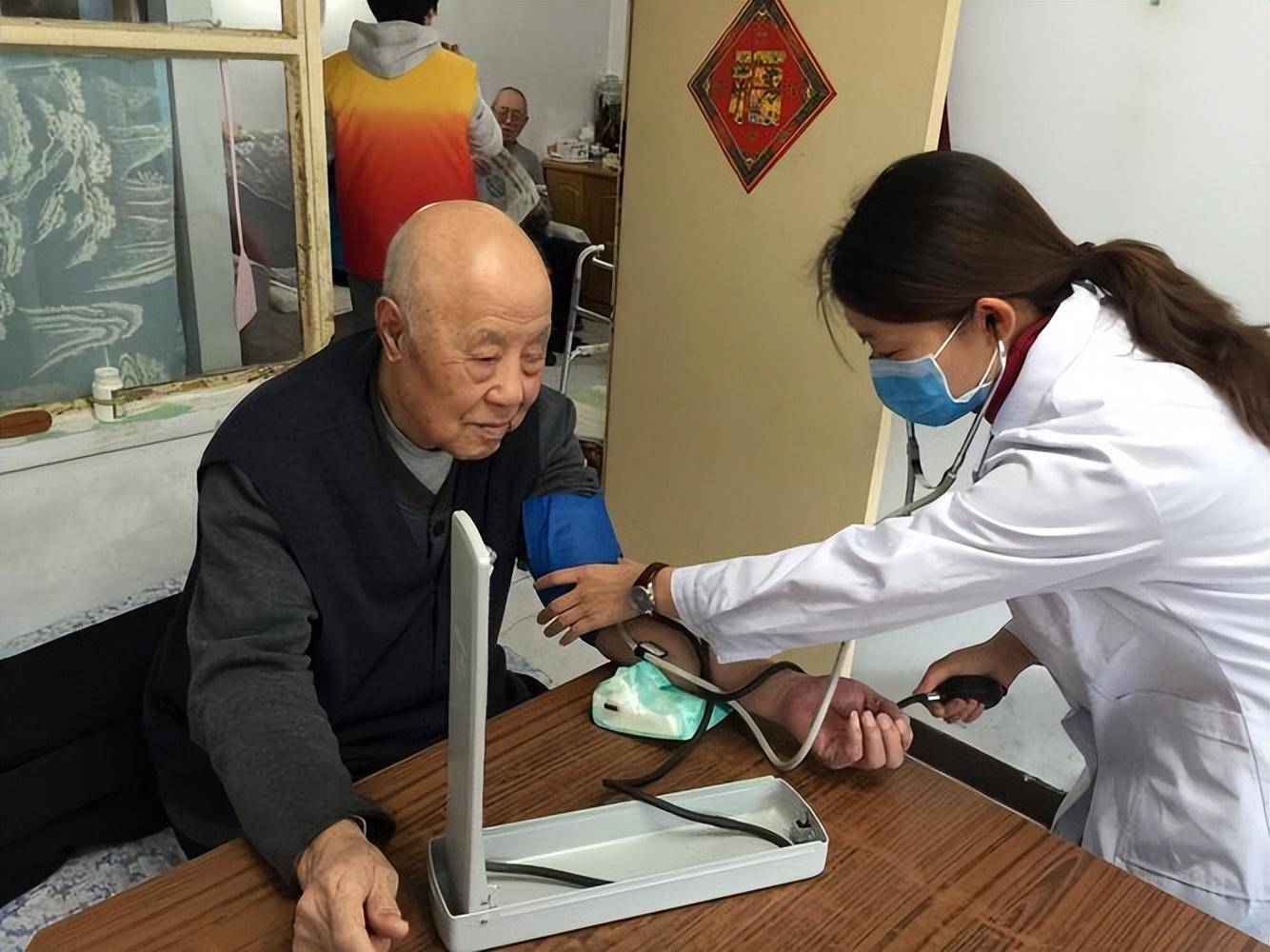 66岁大爷每天两公里,6个月后医院检查,身体变化医生都惊讶