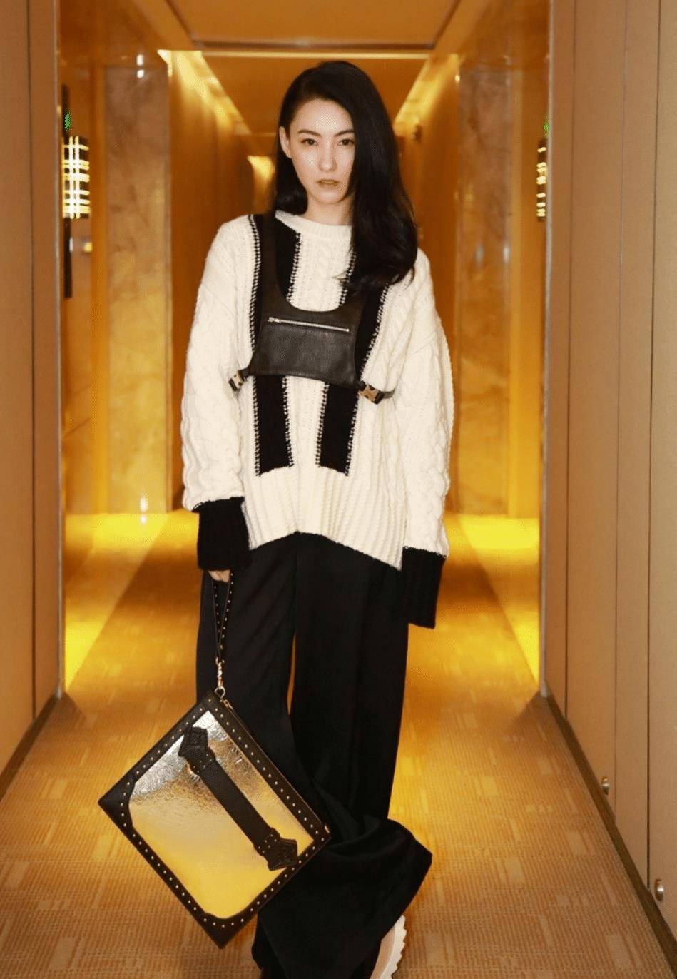 张柏芝终于美回来,黑白拼接毛衣配阔腿裤,满脸胶原蛋白真显嫩