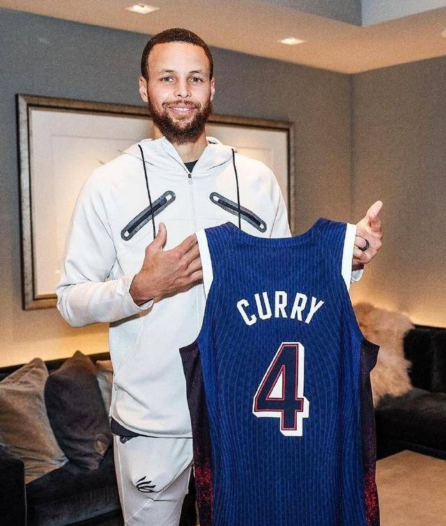 美国男篮正式公布了参加巴黎奥运会的12人大名单,包括库里(4号)