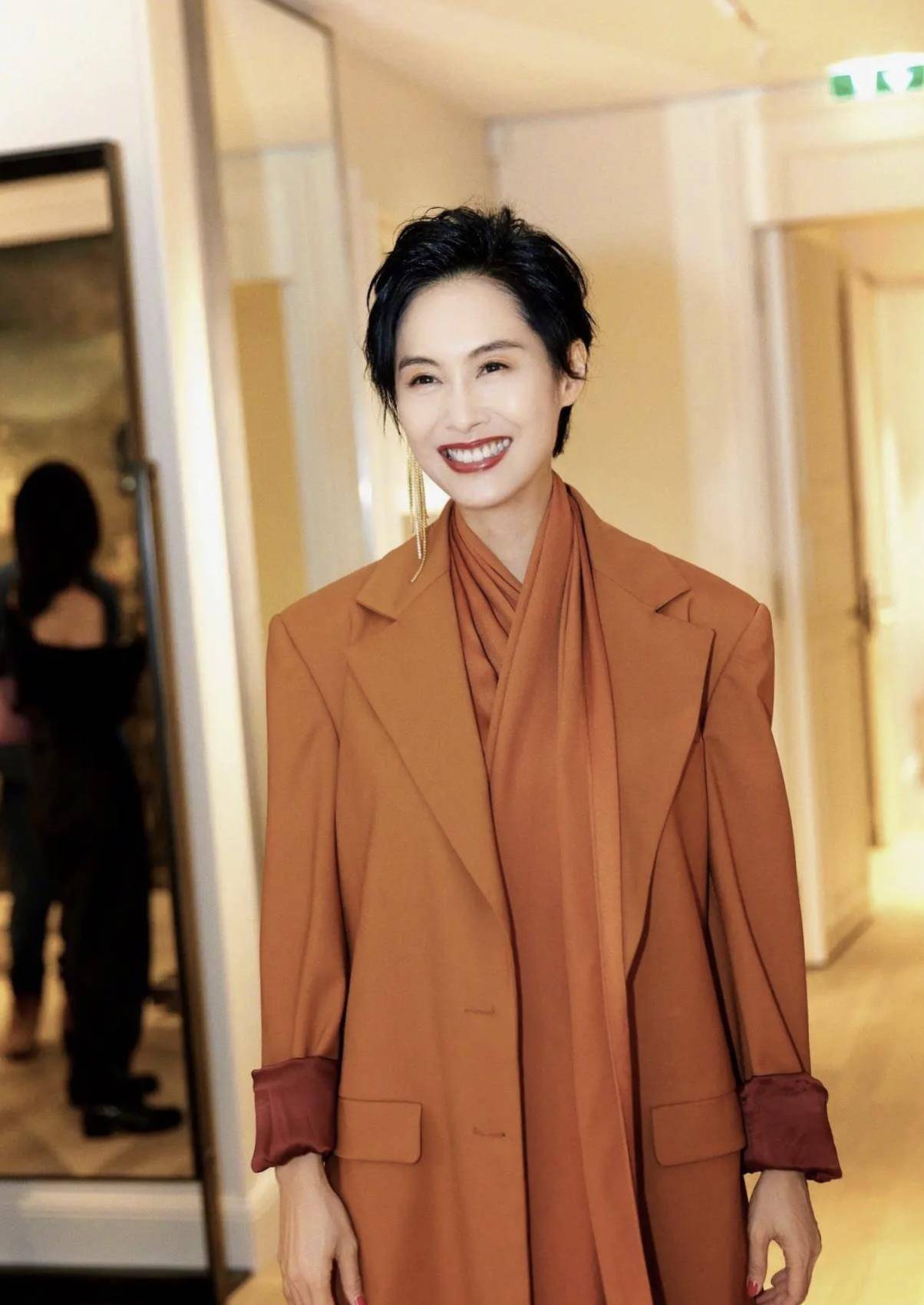 如今身穿一字肩连衣裙,优雅又妩媚!_设计_朱茵_西装