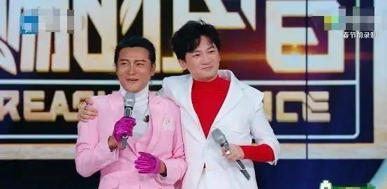 陈志朋苏有朋罕见合体,穿粉色西装帅气逼人,同框苏有朋太显嫩