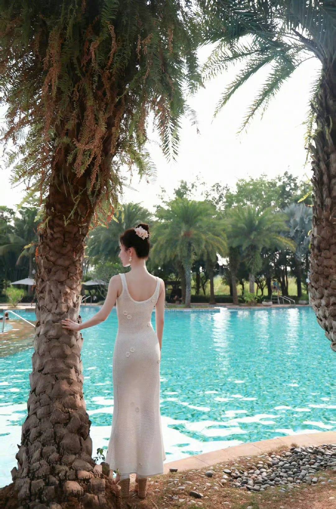 【女神新装】舒畅白色镂空吊带连衣裙惊艳亮相,美到窒息!