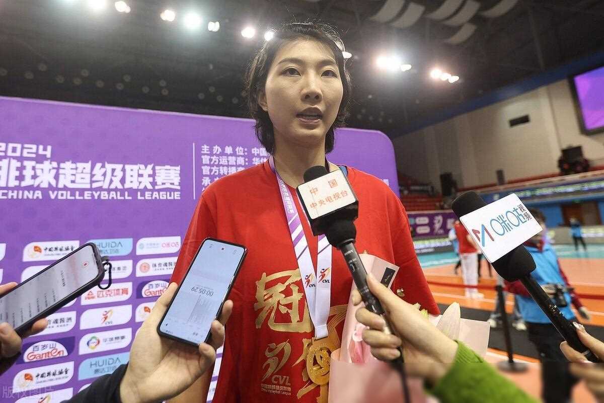 岁中国女排队长留洋双喜临门,年薪曝光!恭喜李盈莹!