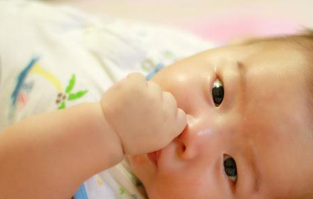婴儿应该停止吃手吗？事实上，这是他变聪明的方式。不要被蒙在鼓里。