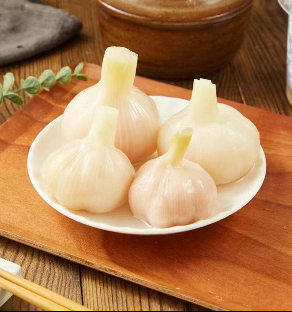 腌糖蒜,别光放糖与醋,记住2点全程,酸甜更脆爽,放1年仍好吃.