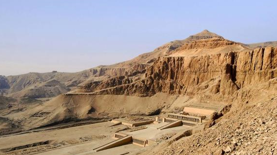 北部奥克尼群岛海湾边沙丘下的新石器时代村落斯卡拉布雷露出地面