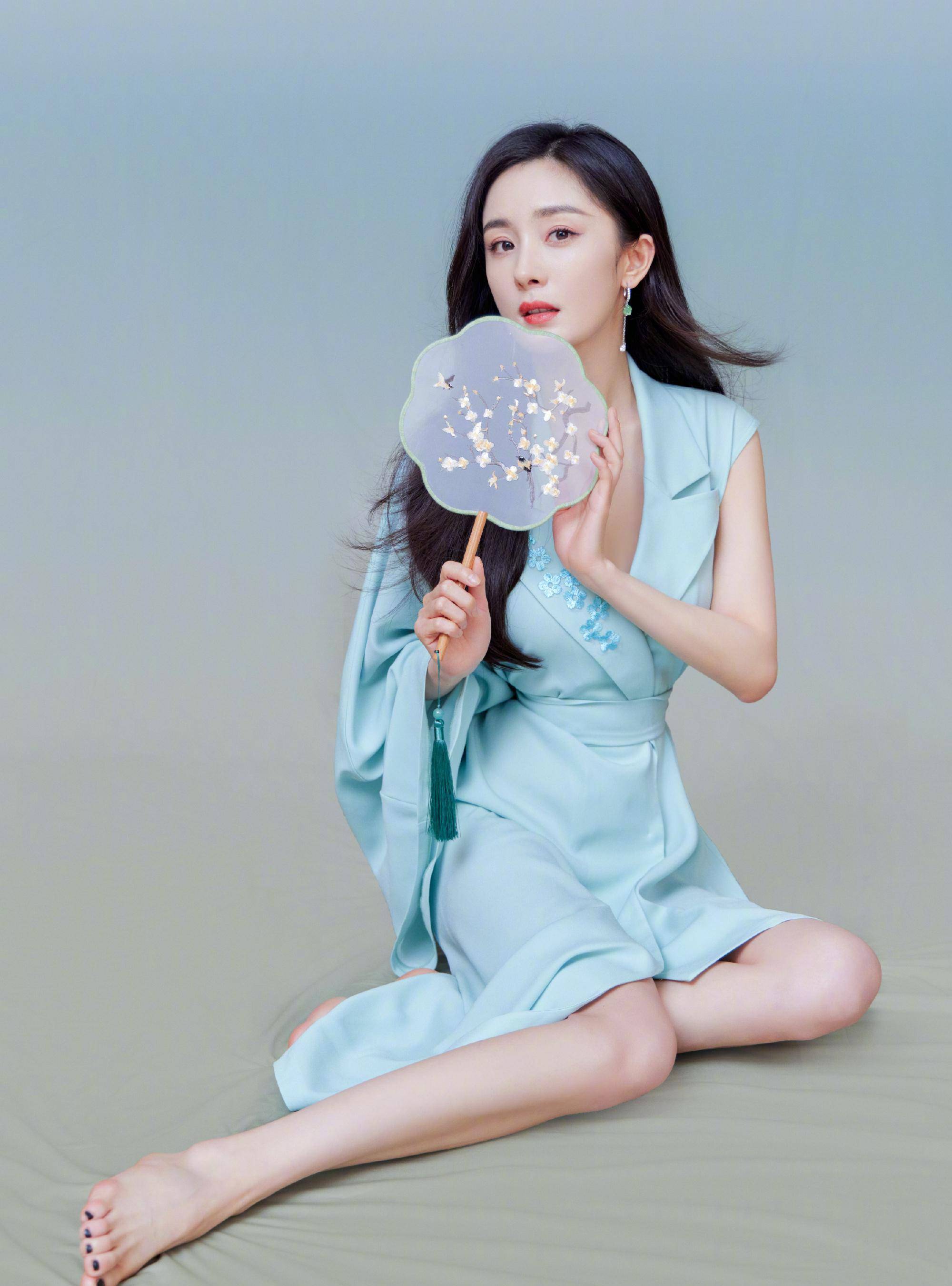 杨幂古风连衣裙优雅写真,美腿白皙光洁如玉,曼妙身姿妩媚动人