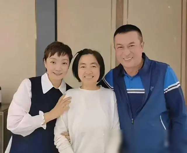 张嘉译家庭生活照曝光:背驼老婆似农妇,女儿长相平平