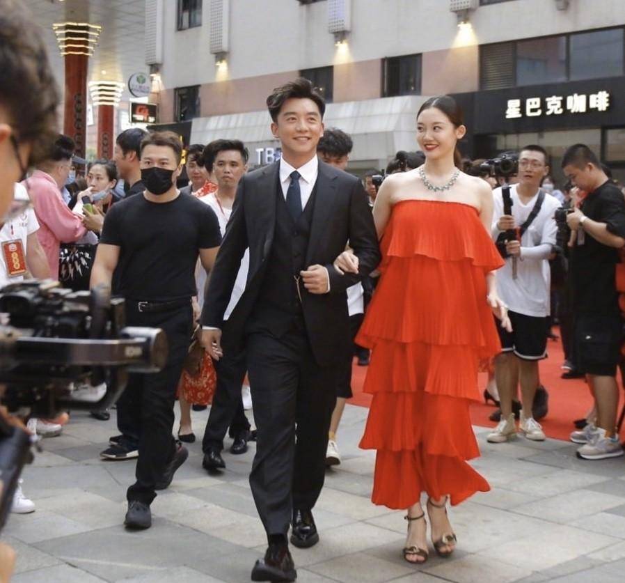 原创冯小刚喝多让郑恺老婆跳舞不料陈道明破口大说霸气为苗苗解围