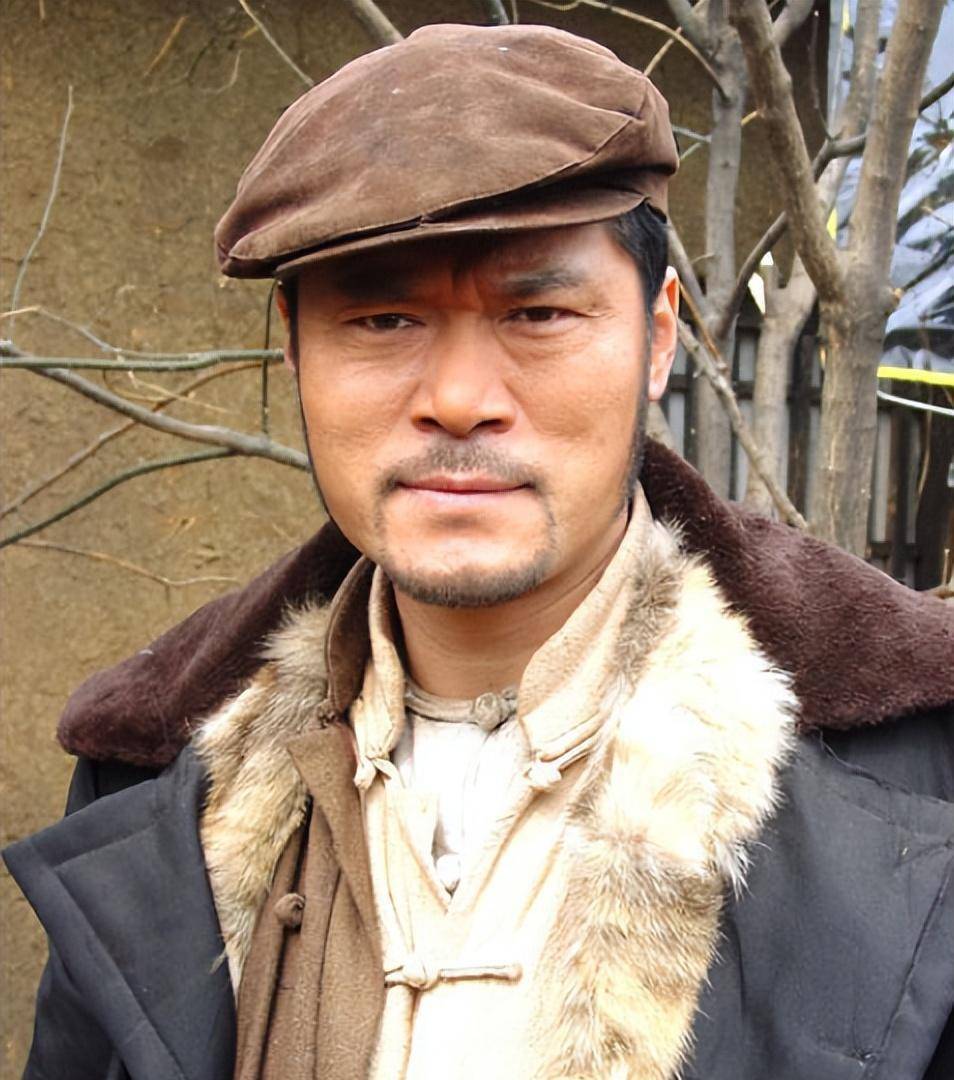 《绝不放过你》中狠辣的老大陈一龙.