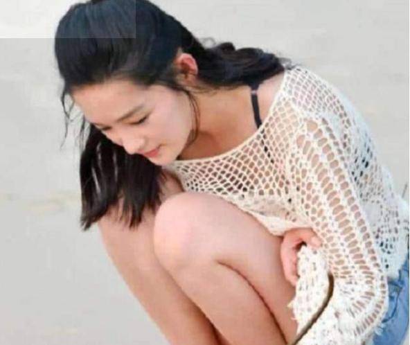 李沁的身材有多撩?看她蹲在沙滩上的样子,网友太美