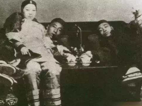 一组真实的清末八旗子弟生活照,遛鸟喝茶斗蛐蛐,钱永远花不完