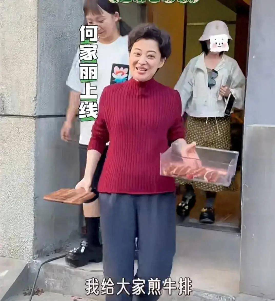 梅婷在剧组做饭,为同事煎牛排毫无前辈架子,新戏剪短发尽显老态