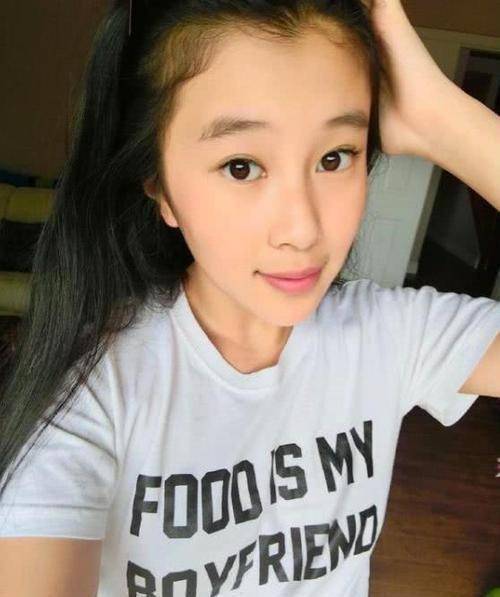 黄圣依的家境也是相当不错的,她出生在书香门第,父亲黄自强是大学教授