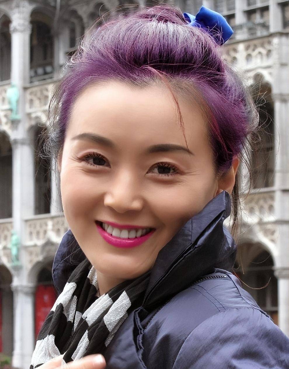 黄衫女(胡小冉)剧中一个神秘的角色,踏着音乐而来,带着神秘而归,观众