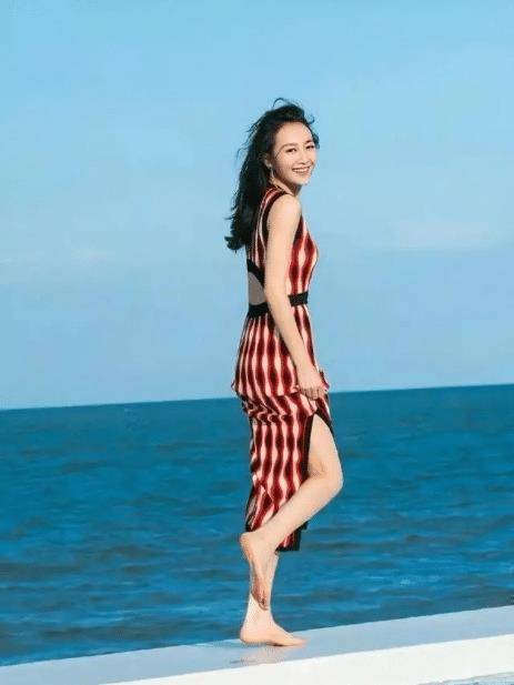 王鸥终于剪掉10年长发,一身牛仔造型配短发a爆,看了都想剪