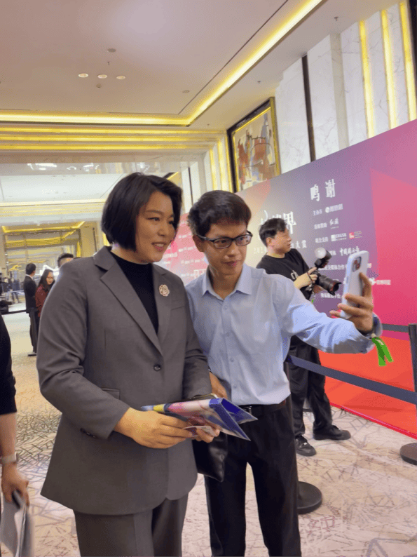 原创szm双滋文化ceo杨光与田川宋婷婷房琪痞幼共同出席凤凰网女性影响