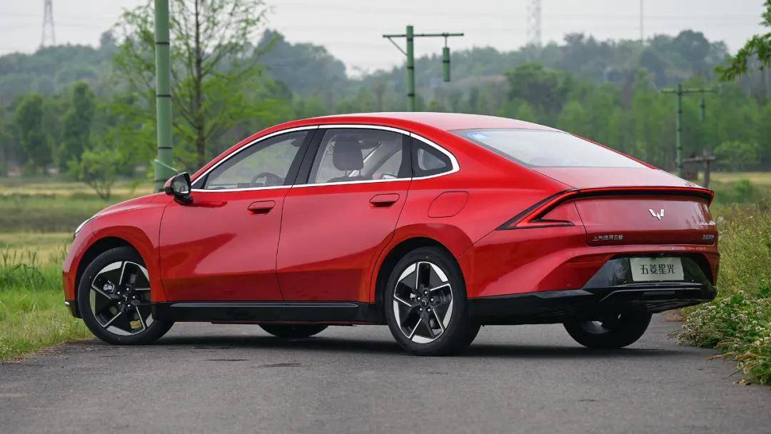 在轮胎部分,我们试驾的车型搭载了银黑双拼的五星轮圈,搭配215/50 r18