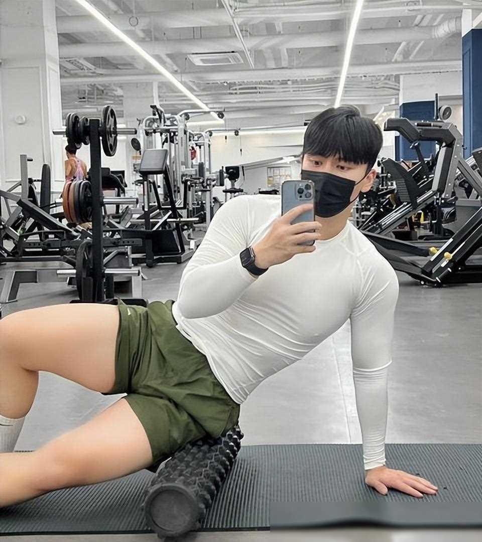 韩国大兵脱下军装,肌肉身材不逊健身教练,展现明显腹肌