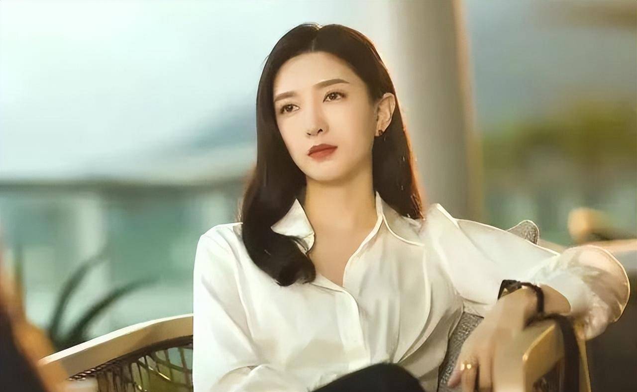 江疏影已经出道很多年,刚开始因在电影《致我们终将逝去的青春》饰演