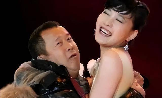 借着拍戏之名强行"揩油",娱乐圈"灯下黑"不止于此_杨幂_曾志伟_时候