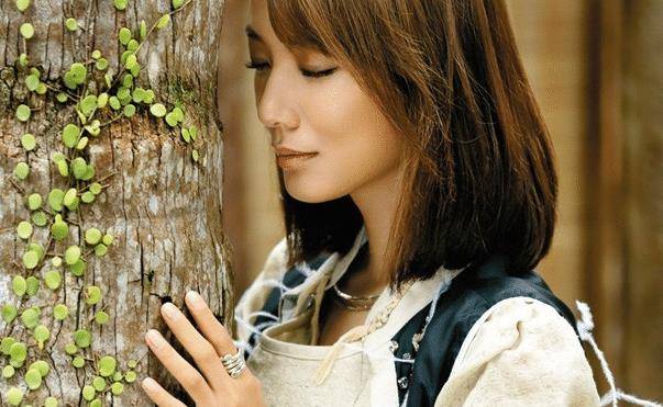 出道十多年的王珞丹非常的适合短发是一个很有实力的女演员