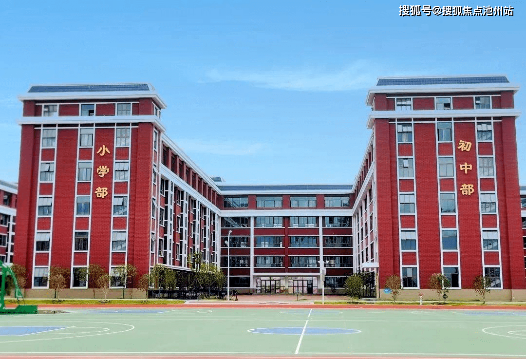 华中师范大学临空港实验学校实景图项目坐拥千亿临空港大道,金山大道