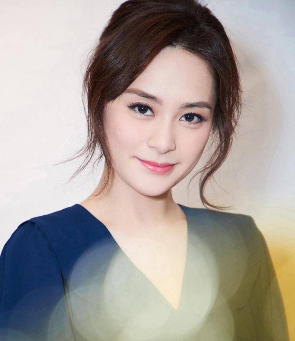 叫twins,但小编觉得单从颜值上来比,钟欣潼确实比蔡卓妍要优秀的多