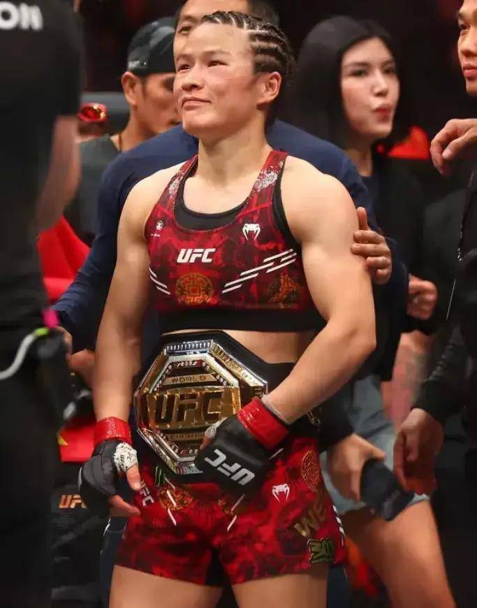 原创张伟丽卫冕ufc女子草量级金腰带展现我们综合格斗的崛起