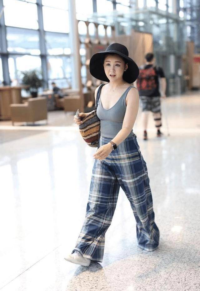 李小萌个子小但敢穿,紧身背心配阔腿裤,丰满身材至少显胖10斤