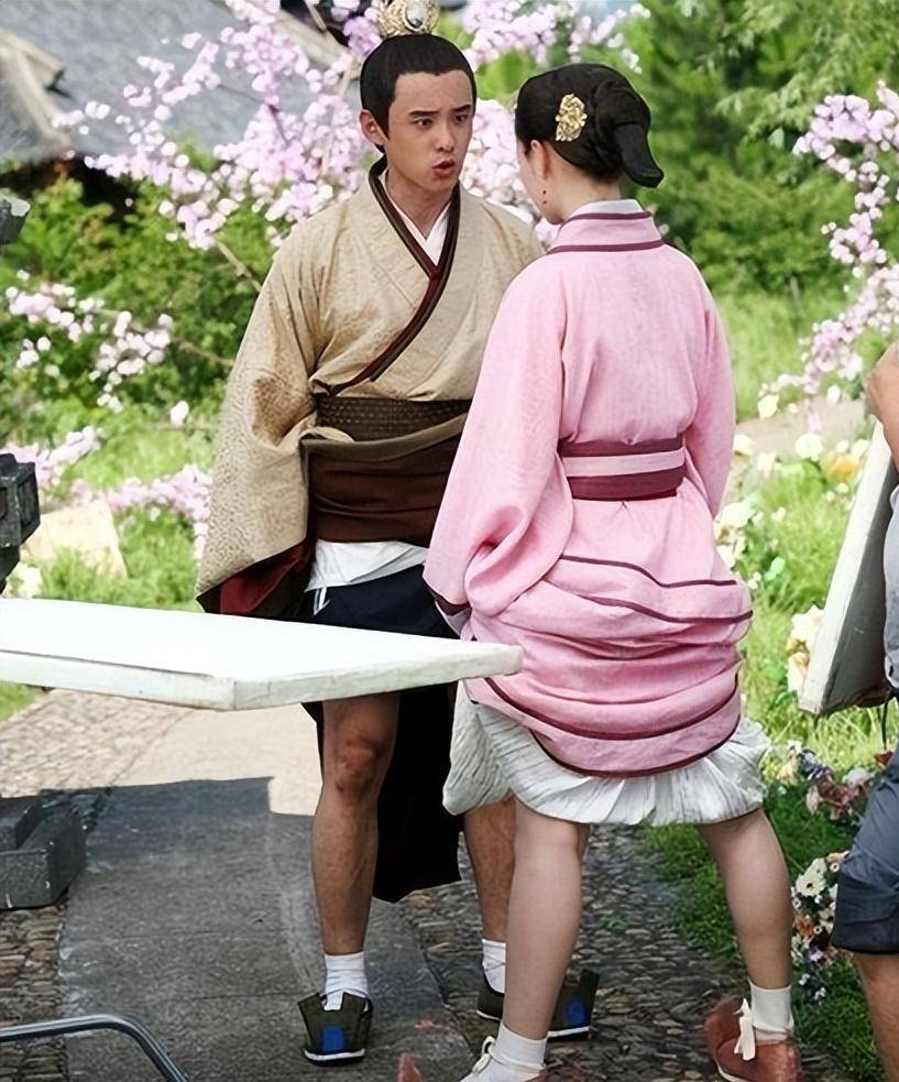 原创怪不得电视剧只拍上半身踩高跷垫箱子看了花絮太尴尬