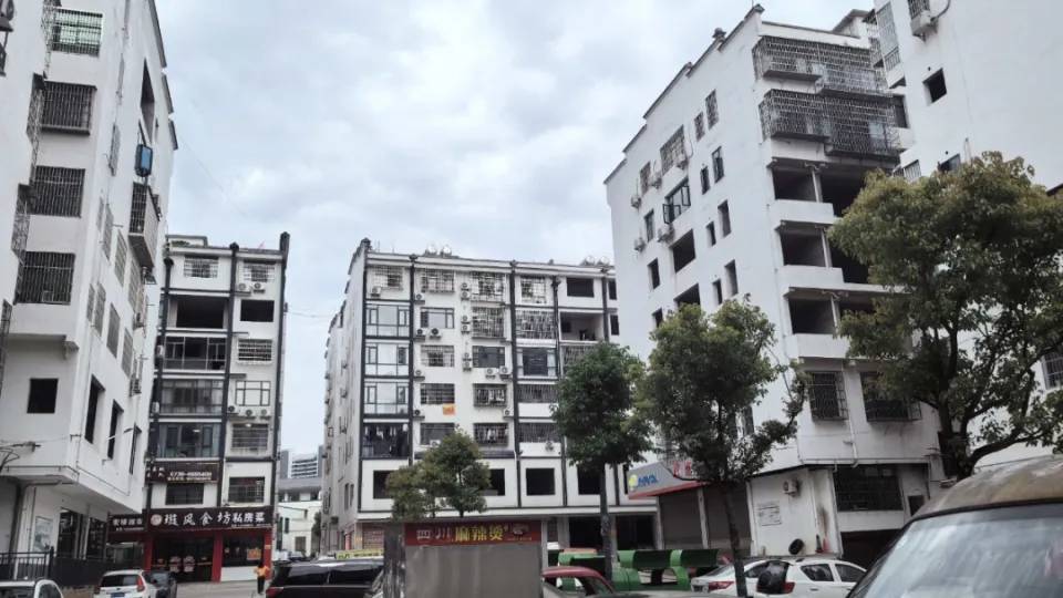 悲剧背后的教育困境：湖南9岁男孩坠亡，班主任至今仍未出现