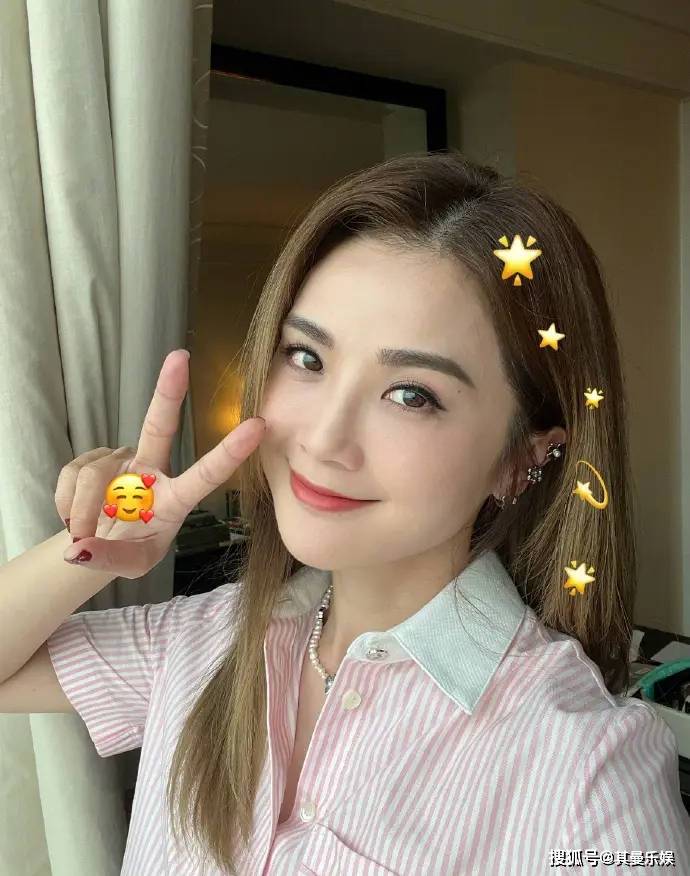 照片中,蔡卓妍嘟着嘴巴,双手比心,脸颊微微泛红,仿佛是春天里绽放的